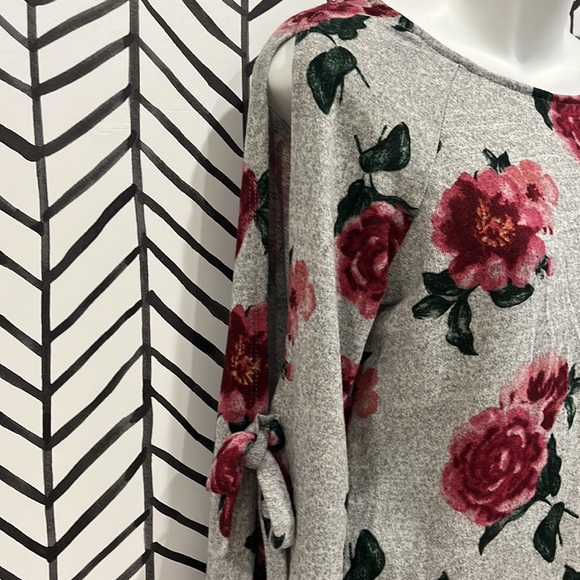 Cold shoulder Bell Sleeve Gray Rose Long Sleeve Top, Size Small - Picture 3 of 16